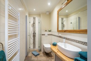 Dusche, Haartrockner, Handtücher, Seife