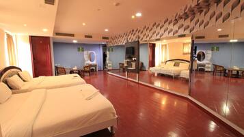 Royal Room | Living area | 32-inch LCD TV with cable channels, TV