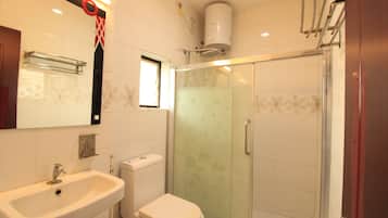 Deluxe Room | Bathroom | Shower, towels