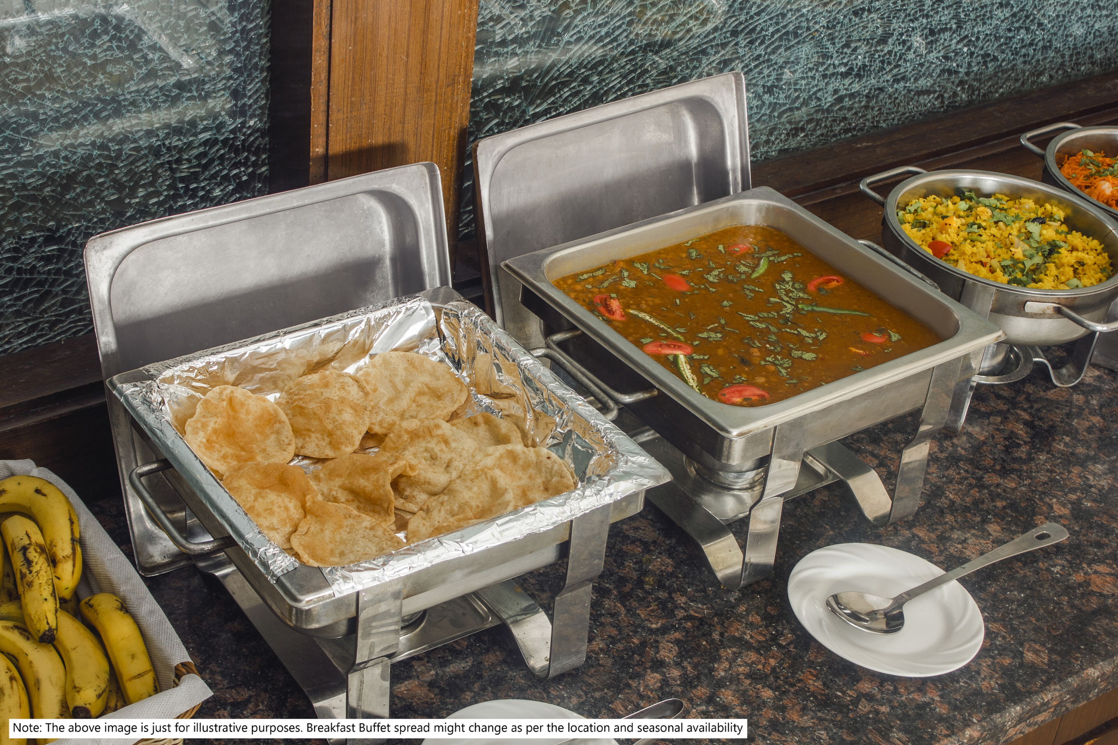 Disposição de buffet com diversos pratos e uma bandeja de tortilhas.