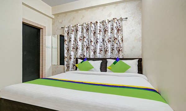 Standardværelse | Skrivebord, strygejern/strygebræt