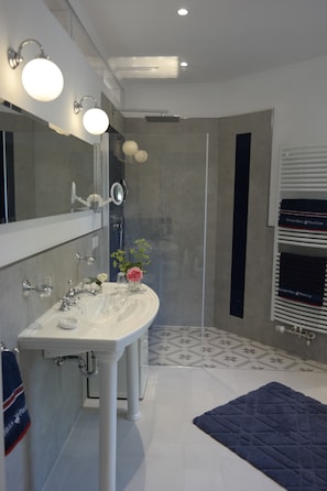 Shower, hair dryer, towels, soap - Stylish vacation apartment near the Baltic Sea (Schwedeneck)