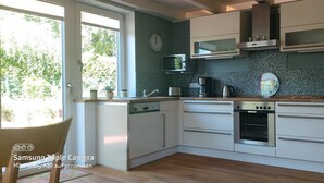Coffee/tea maker, fridge, microwave, oven - Stylish vacation apartment near the Baltic Sea (Schwedeneck)