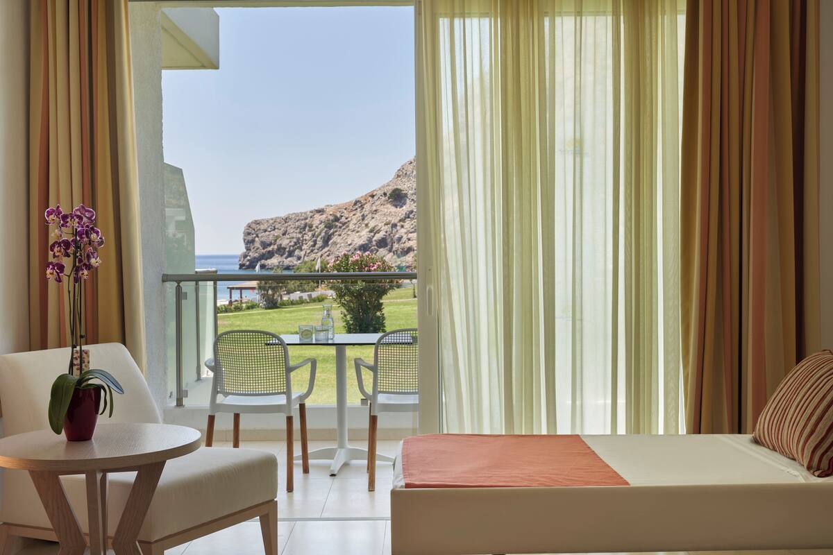 Minibar, desk, free WiFi, bed sheets