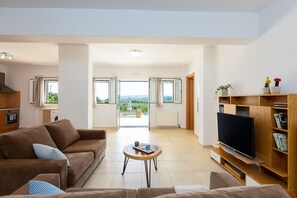 Smart-TV, peis og bøker