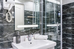 Deluxe Suite | Bathroom | Shower, hydromassage showerhead, free toiletries, hair dryer - HOTEL ROYAL (Ivry-sur-Seine)