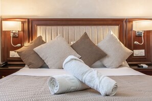 Deluxe Double Room, 1 Double Bed | Premium bedding, minibar, in-room safe, desk - HOTEL ROYAL (Ivry-sur-Seine)