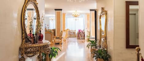 Lobby lounge