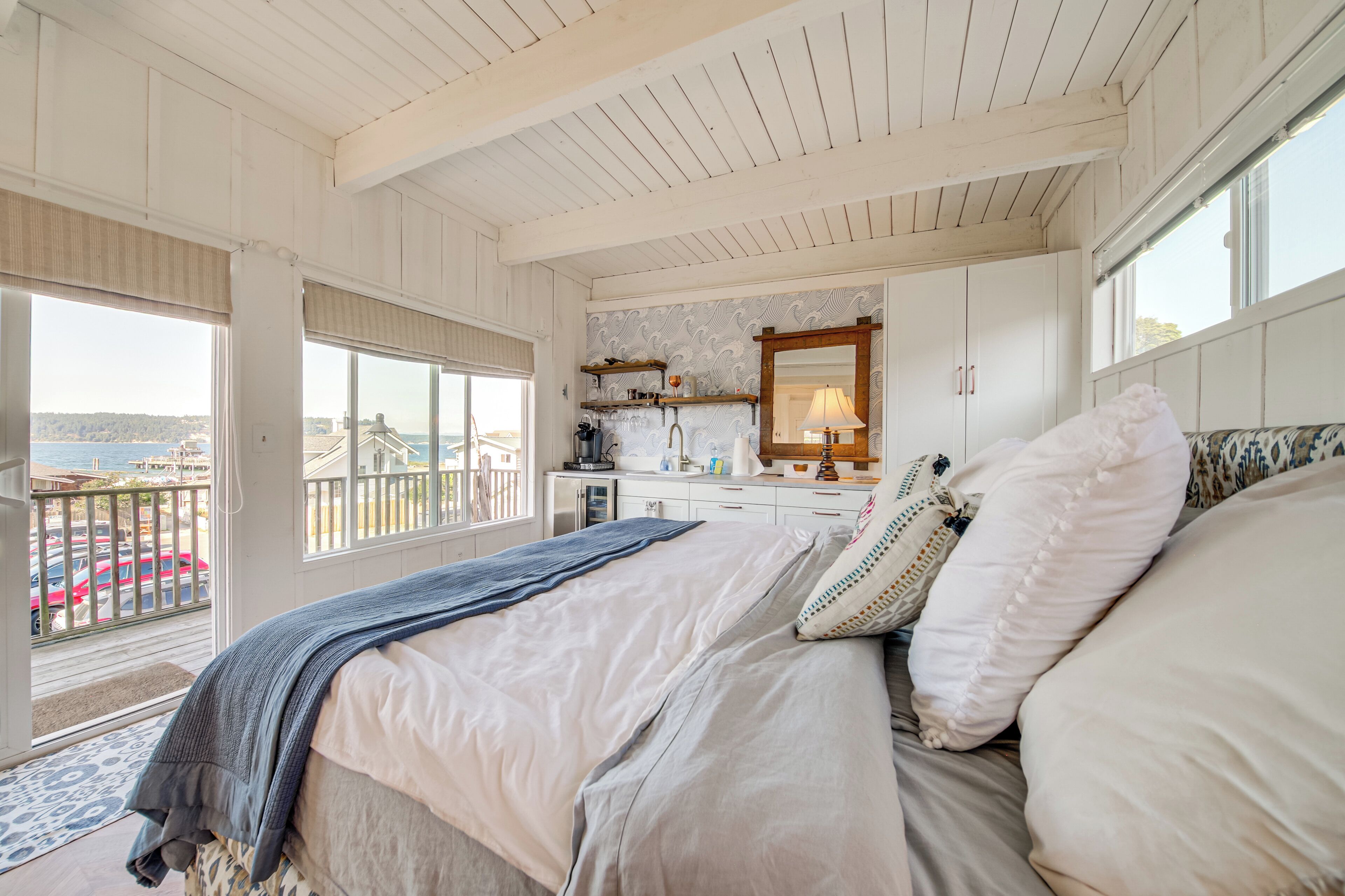 2 bedrooms, desk, iron/ironing board, internet