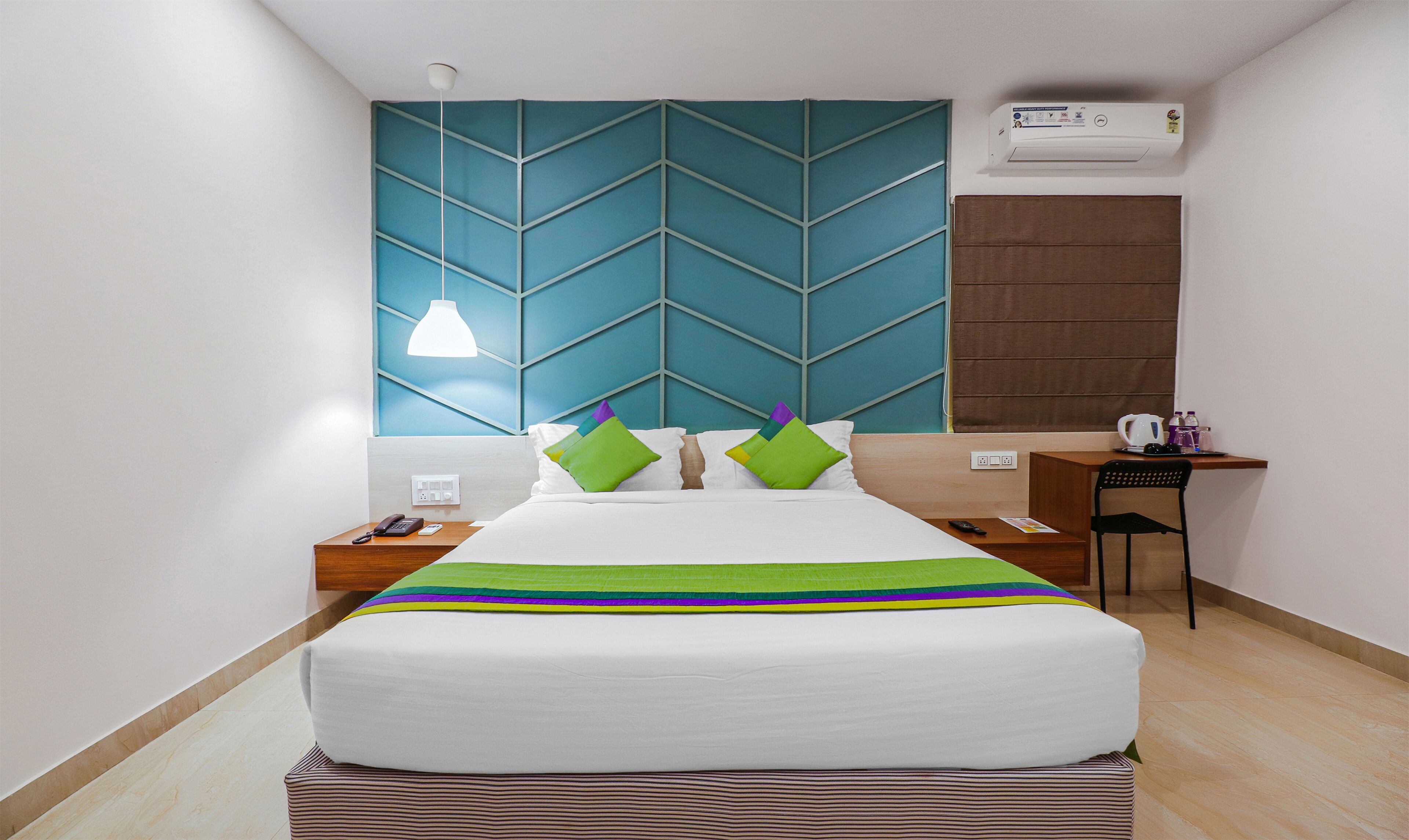 Habitación doble estándar | Escritorio y tabla de planchar con plancha 