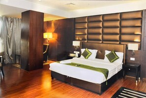 Habitación ejecutiva | Camas Select Comfort, caja de seguridad en la habitación y escritorio