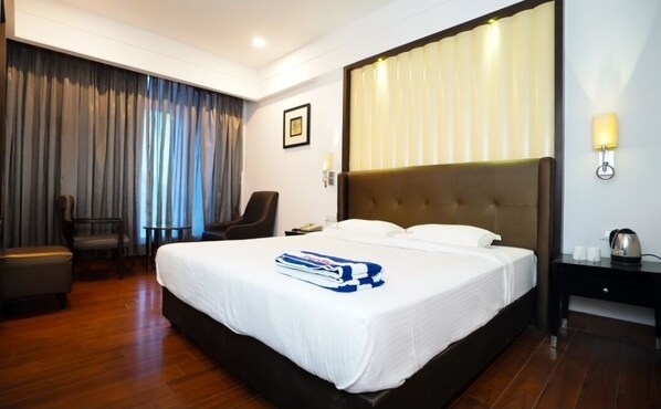 Executive Room | Select Comfort beds, in-room safe, desk, soundproofing - Hotel Grand Himayat (Hyderabad)