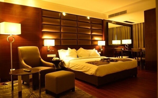 1 bedroom, Select Comfort beds, in-room safe, desk