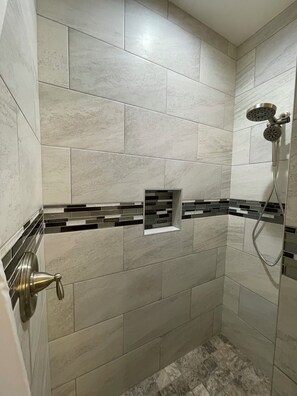 Shower, hair dryer, towels - Lake View Oasis Tiny Home 1 bed/1Bath (Lake Havasu City)