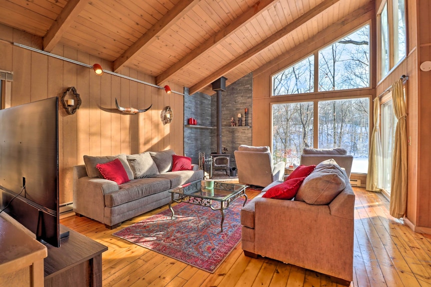 Fire Pit & Grill: Lakefront Poconos Cottage! - Pocono Mountains, PA