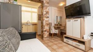 아파트 (Two Bedroom Apartment with Loggia and) | 거실