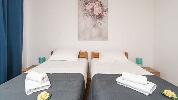 아파트 (Two Bedroom Apartment with Loggia and)