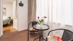 아파트 (Two Bedroom Apartment with Loggia and) | 내부