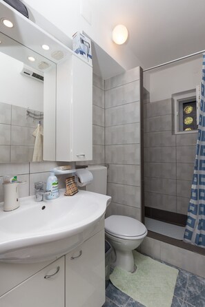 Appartement (Two Bedroom Apartment with Loggia and) | Salle de bain