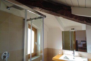 Shower, bidet - Belvilla by OYO Hotel Alimunera (Naso)