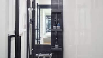 Douche, chaussons, bidet, serviettes fournies