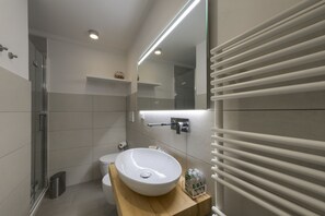 Douche, séchoir à cheveux, bidet, serviettes fournies