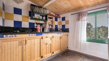 Een koelkast, een kookplaat, een vaatwasser