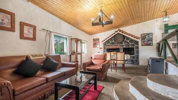 Een televisie en een open haard