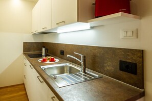Réfrigérateur, plaque de cuisson, lave-vaisselle, cafetière/bouilloire