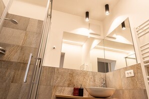Dusche, Haartrockner, Handtücher