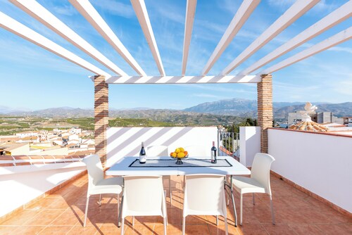 Chalet 'Villa Cañete' with Mountain View, Terrace, Jacuzzi & Wi-Fi