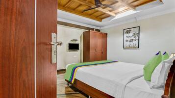 Premium Room | Desk, iron/ironing board