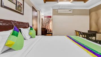 Premium Room | Desk, iron/ironing board
