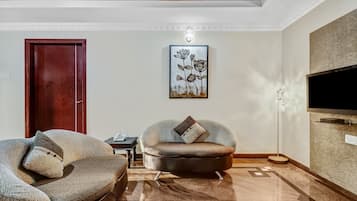 Habitación Premium | Escritorio y tabla de planchar con plancha