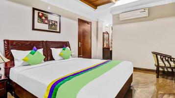 Premium Room | Desk, iron/ironing board