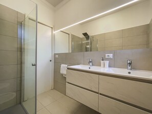 Dusche, Haartrockner, Handtücher