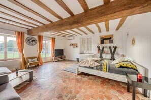 5 bedrooms, iron/ironing board, travel crib, free WiFi - Charming 240m2 house with additional 80 m2 detached building (Orvilliers)