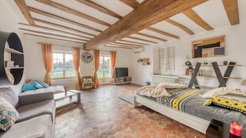 5 bedrooms, iron/ironing board, travel cot, free WiFi