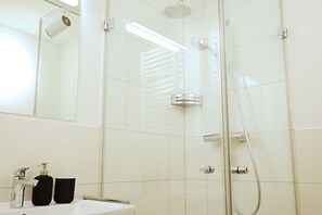 Dusche, Haartrockner, Handtücher, Seife