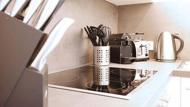 Cafeteira/chaleira, geladeira, fogão, cooktop