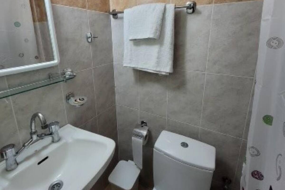Basic Quadruple Room | Bathroom | Shower, hair dryer, towels