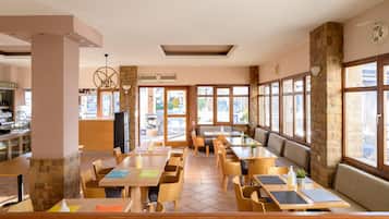 Frukostbuffé varje dag (EUR 8 per person)