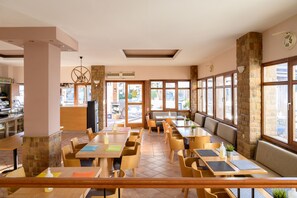 Daily buffet breakfast for a fee - Esperides Hotel (Chios)