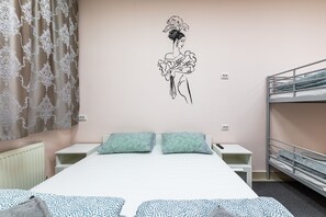 Chambre Quadruple | Bureau, espace de travail pour ordinateur portable