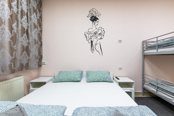 Neljän hengen perushuone | Työpöytä, kannettavalle tietokoneelle sopiva työtila