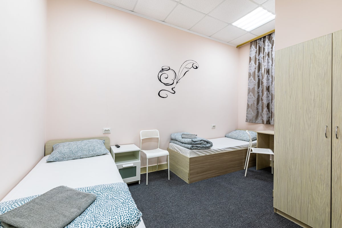 Basic-Zweibettzimmer | Schreibtisch, laptopgeeigneter Arbeitsplatz, Bügeleisen/Bügelbrett
