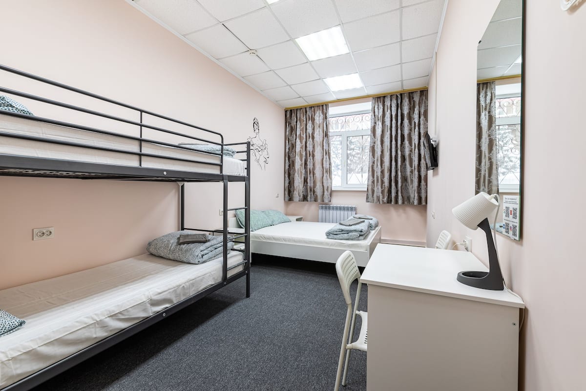 Basic-Vierbettzimmer | Schreibtisch, laptopgeeigneter Arbeitsplatz, Bügeleisen/Bügelbrett