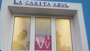 A building facade with the sign "LA CASITA AZUL" and the year "1935" above it.