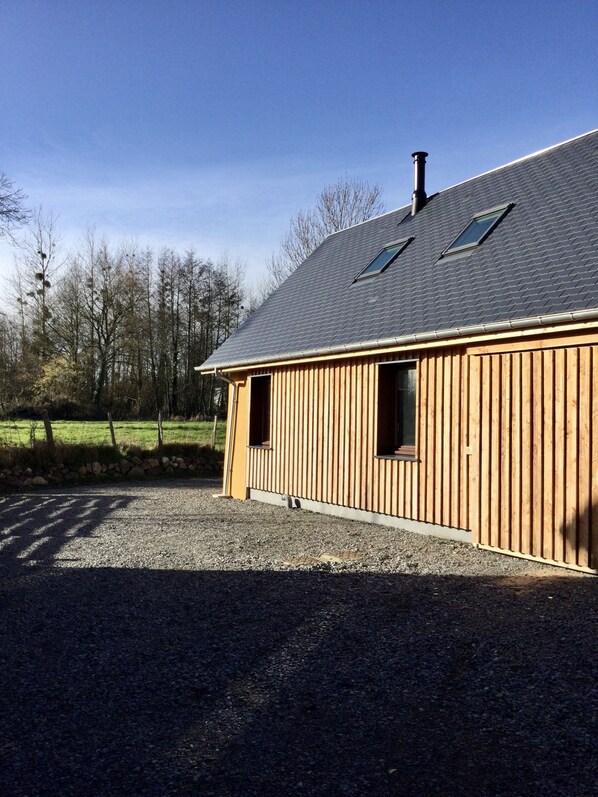 A modern wooden building with a sloped roof and two skylights. - A vacation in a cozy cottage between the countryside and the sea (Coudeville-sur-Mer)