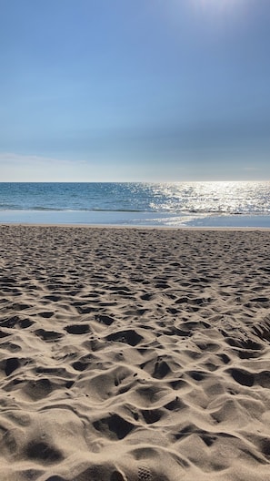A sandy beach with gentle waves and a clear sky. - A vacation in a cozy cottage between the countryside and the sea (Coudeville-sur-Mer)
